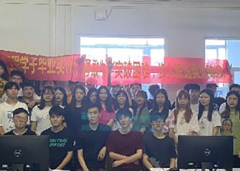 毕业啦，本学期带的三个班里最乖学的班祝大家前程似锦，找工作顺顺利利